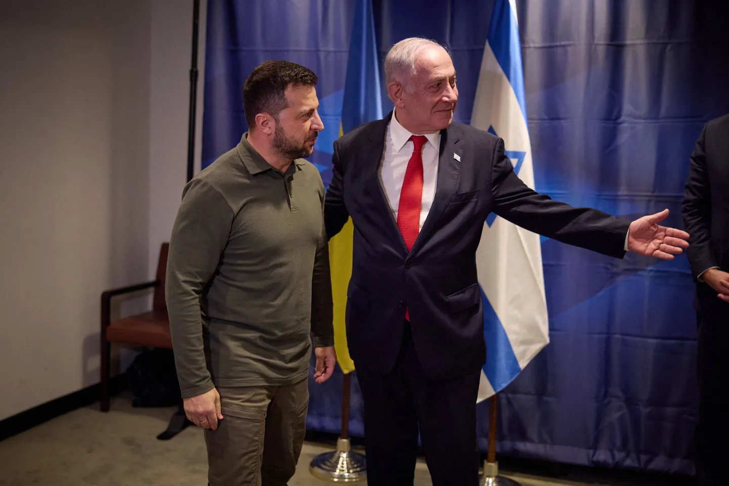 Премьер Израилья Биньямин Нетаньяху предлагает президенту Украины Владимиру Зеленскому варианты совместного пути. Генассамблея ООН, Нью-Йорк, США, 19 сентября 2023 года.