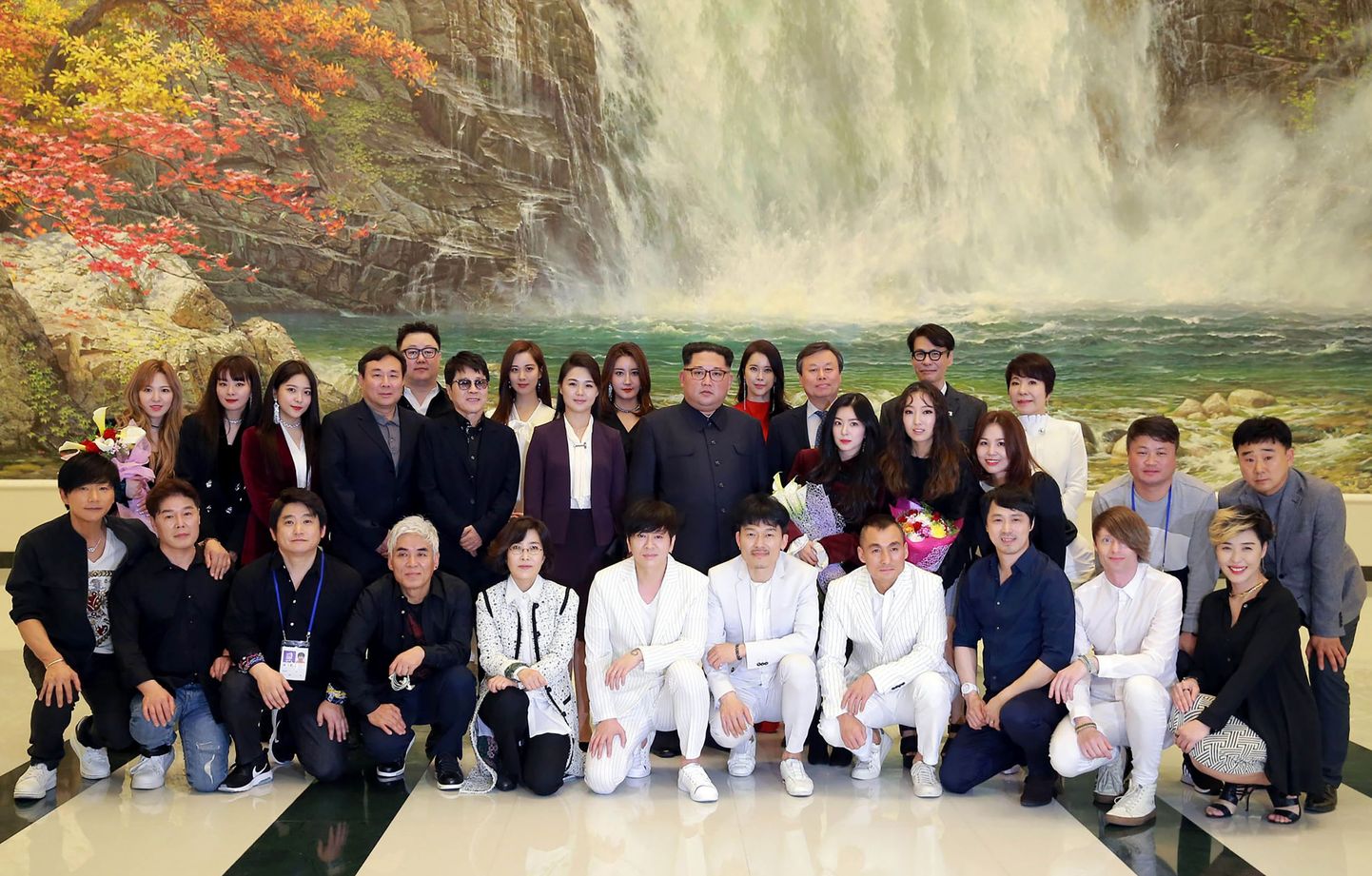 Kim Jong-un poseerimas koos Lõuna-Korea kultuuridelegatsiooniga, kelle hulgas olid ka noored popstaarid