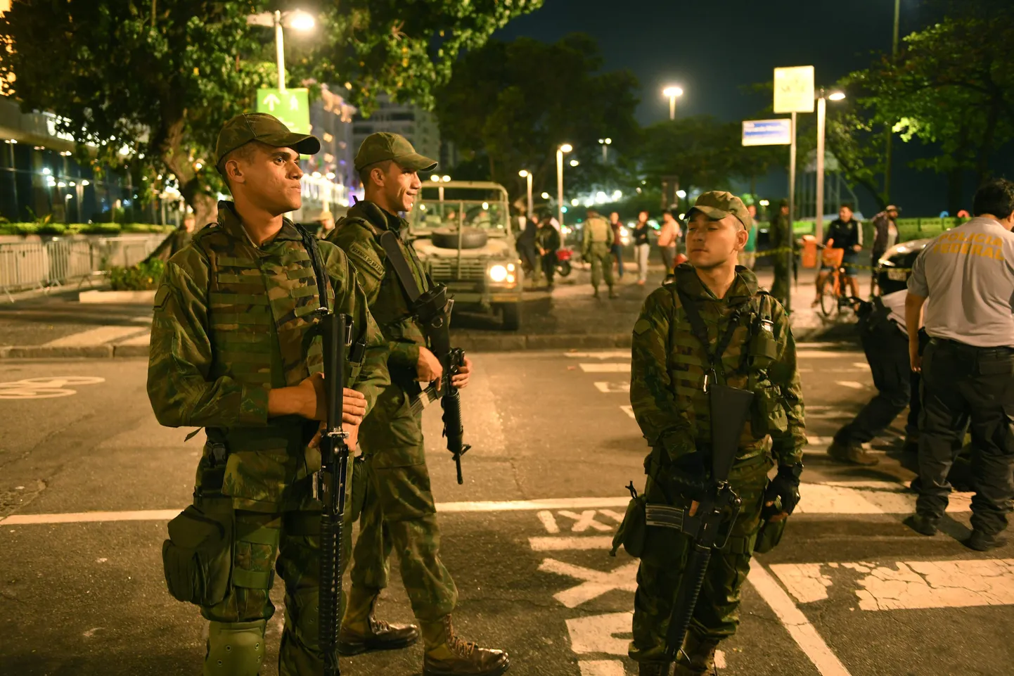 Безопасность Олимпиады обеспечивают 85 000 солдат и полицейских.