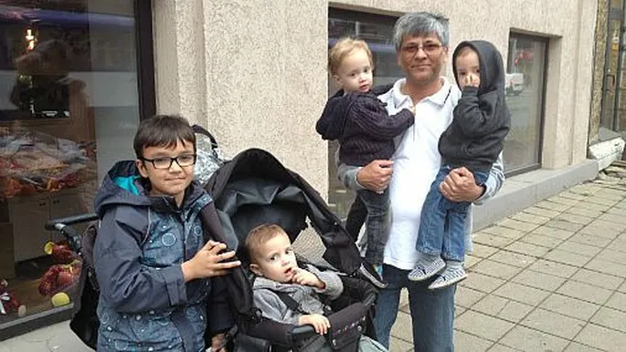 голые мамки c детьми Нужна помощь! Пакистанец после смерти жены-латышки пытается выжить в Латвии  — c 4 детьми