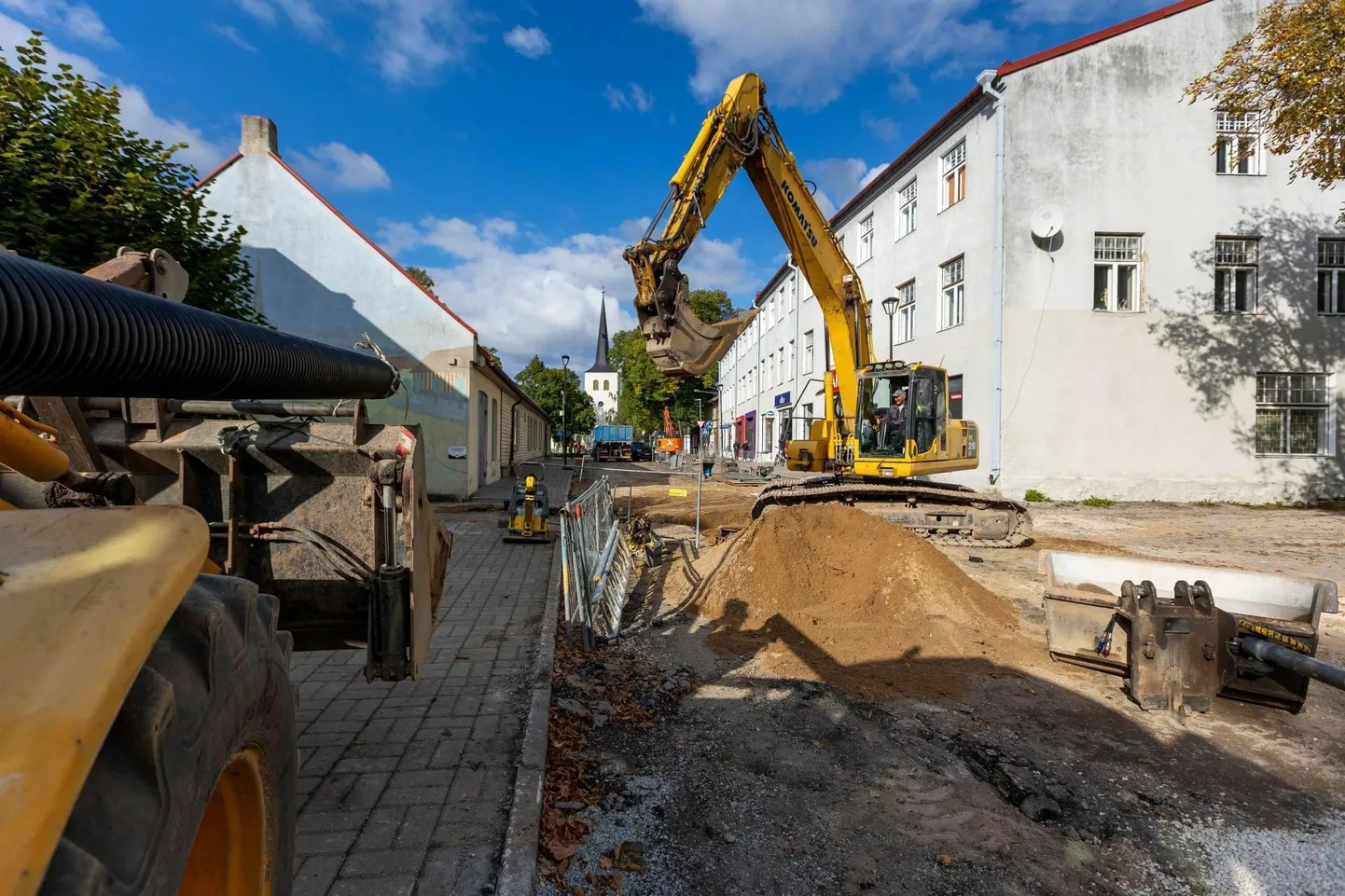 Paides Pikal tänaval ootas 2021. aastal uuringuid teinud arheolooge ees palju varem ehitatud torustikke ja kultuurikihti tuli nähtavale nende süvendite servades.