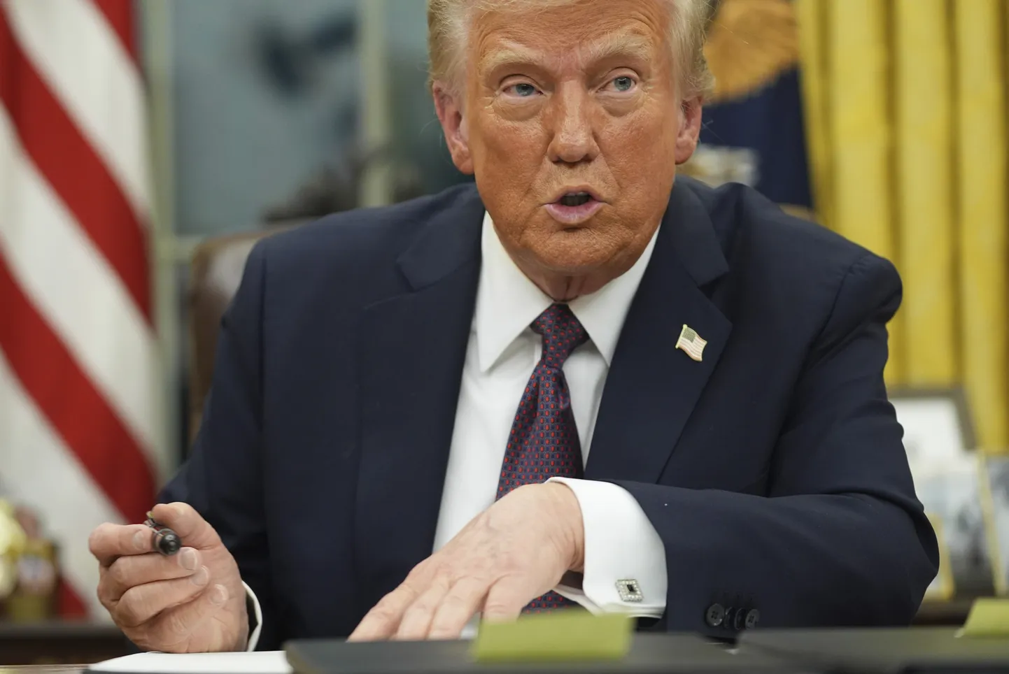 President Donald Trump allkirjastab Washingtonis oma esimesi korraldusi.