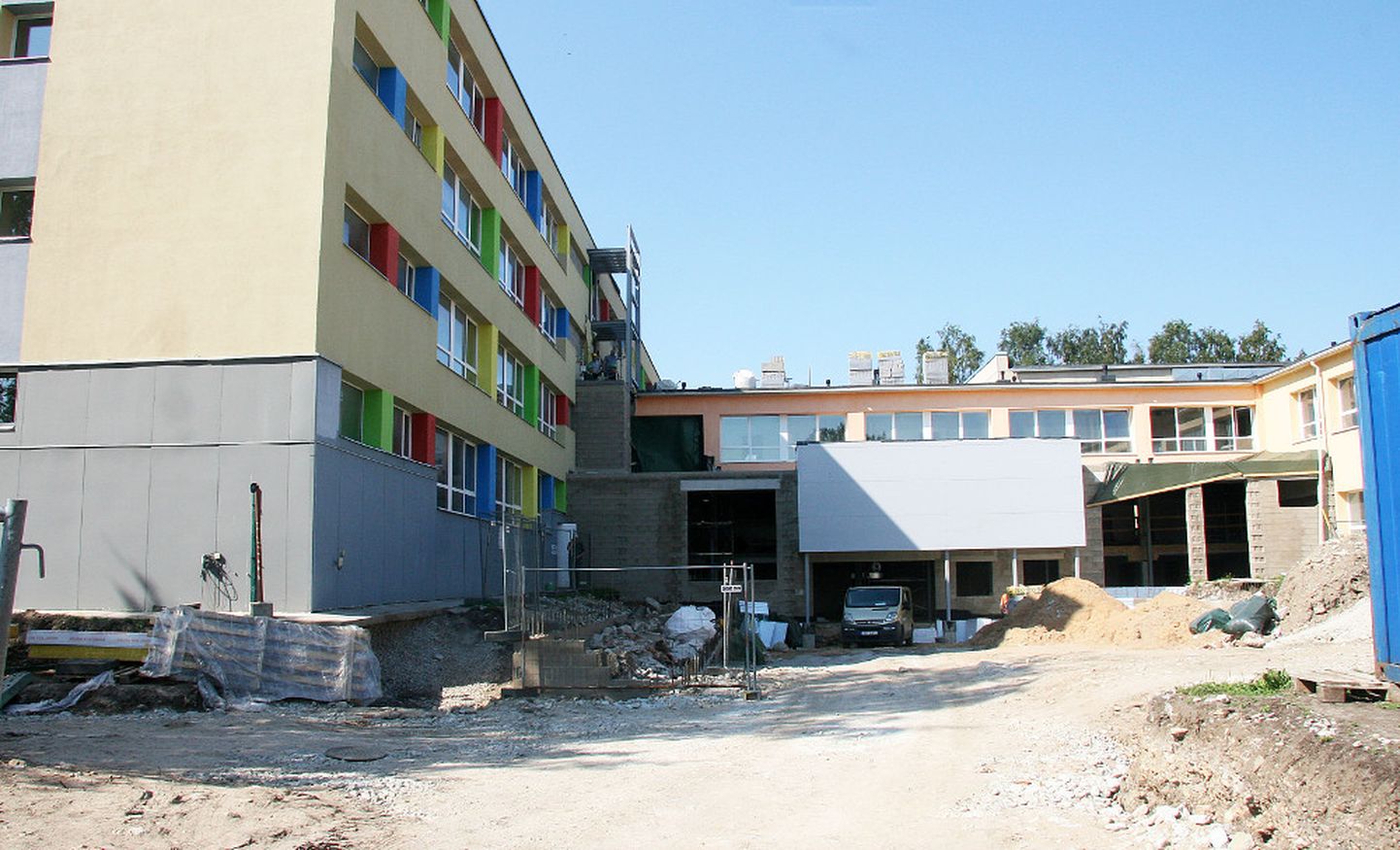 Praegu käivad Jõhvi vene põhikooli ehitustööd. Vähem kui aasta pärast peaks ka eesti põhikool ehitustandriks muutuma.

PEETER LILLEVÄLI