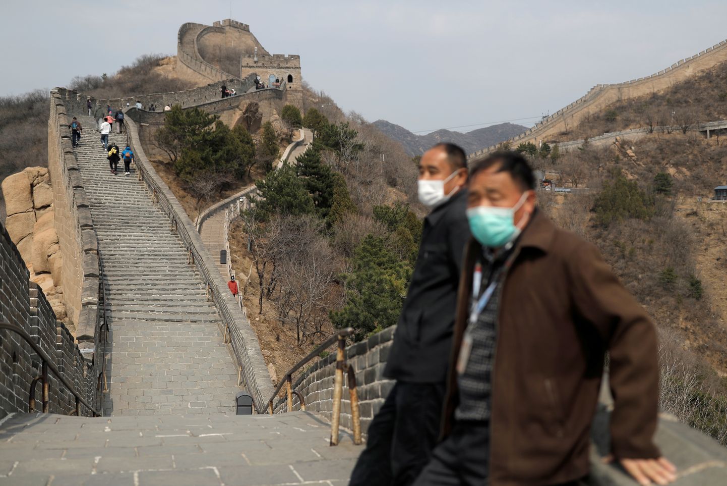 Näomaske kandvad turistid Suure Hiina müüri lõigul, mis on avatud.