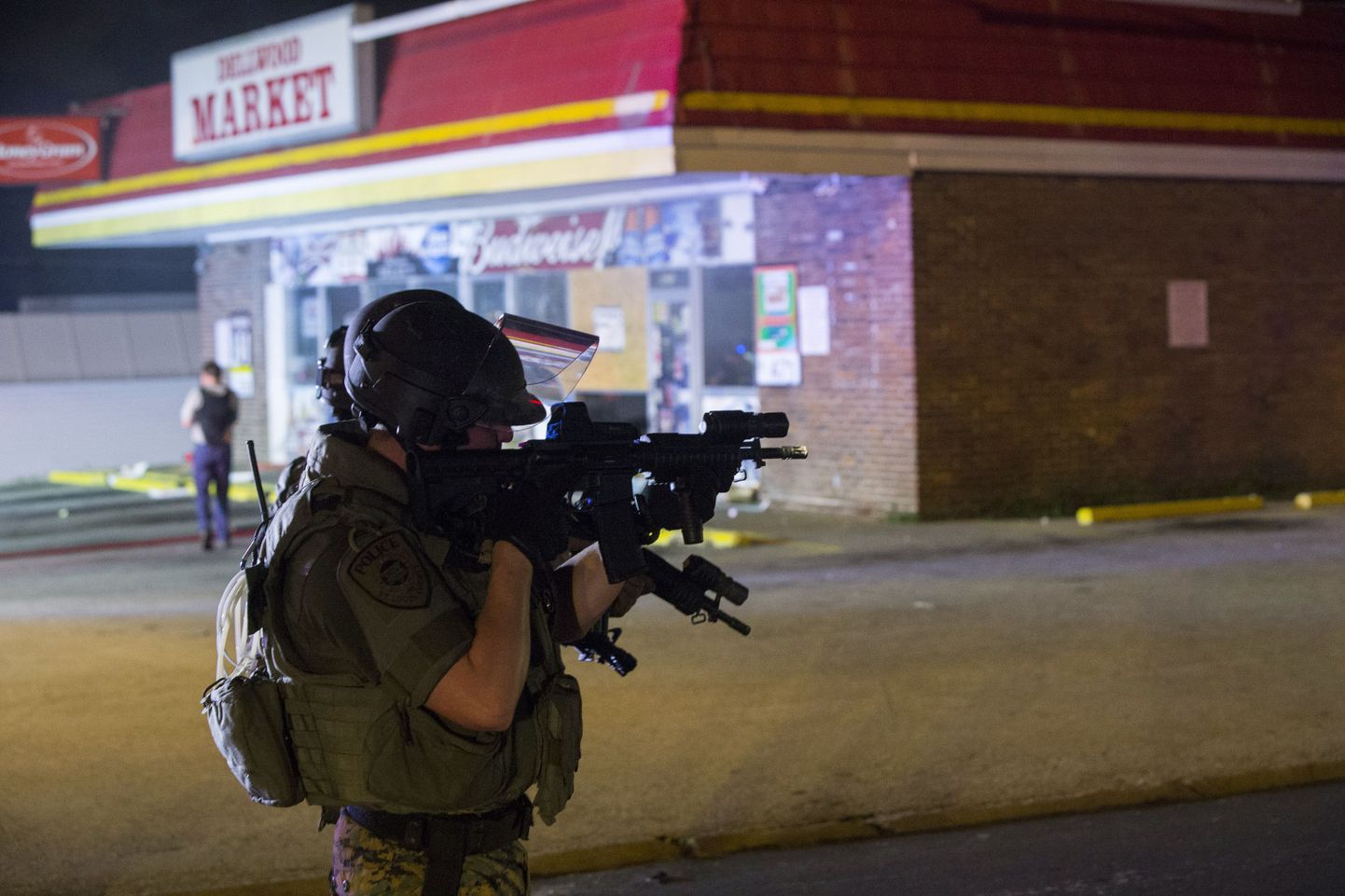 USA politseinik Fergusonis Dellwood Marketi juures.