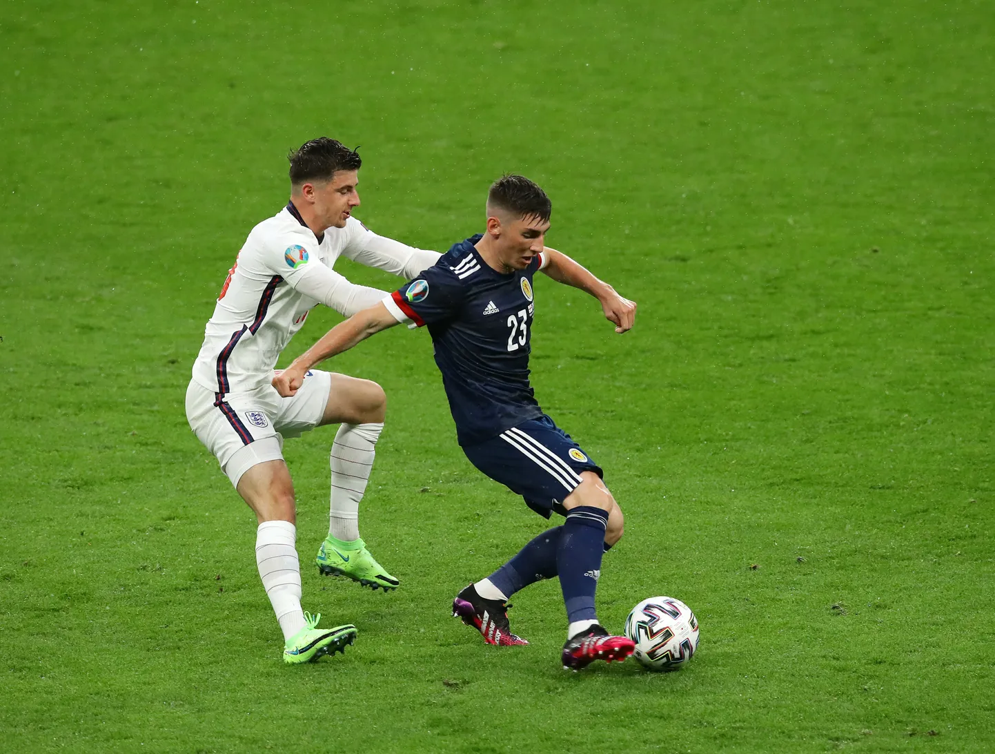 Mason Mount (vasakul) ja Billy Gilmour võitlemas mängus Inglismaa - Šotimaa.