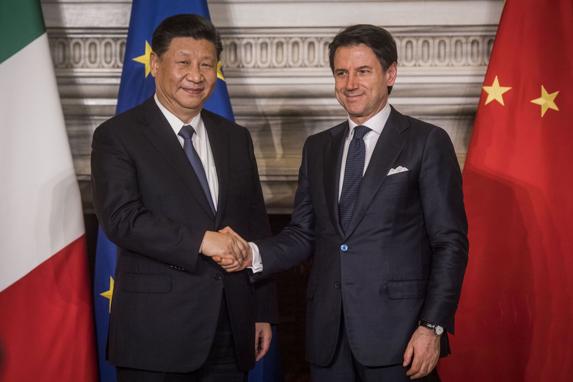 Itālijas bijušais premjerministrs Džuzepe Konte un Ķīnas prezidents Sji Dzjiņpins.