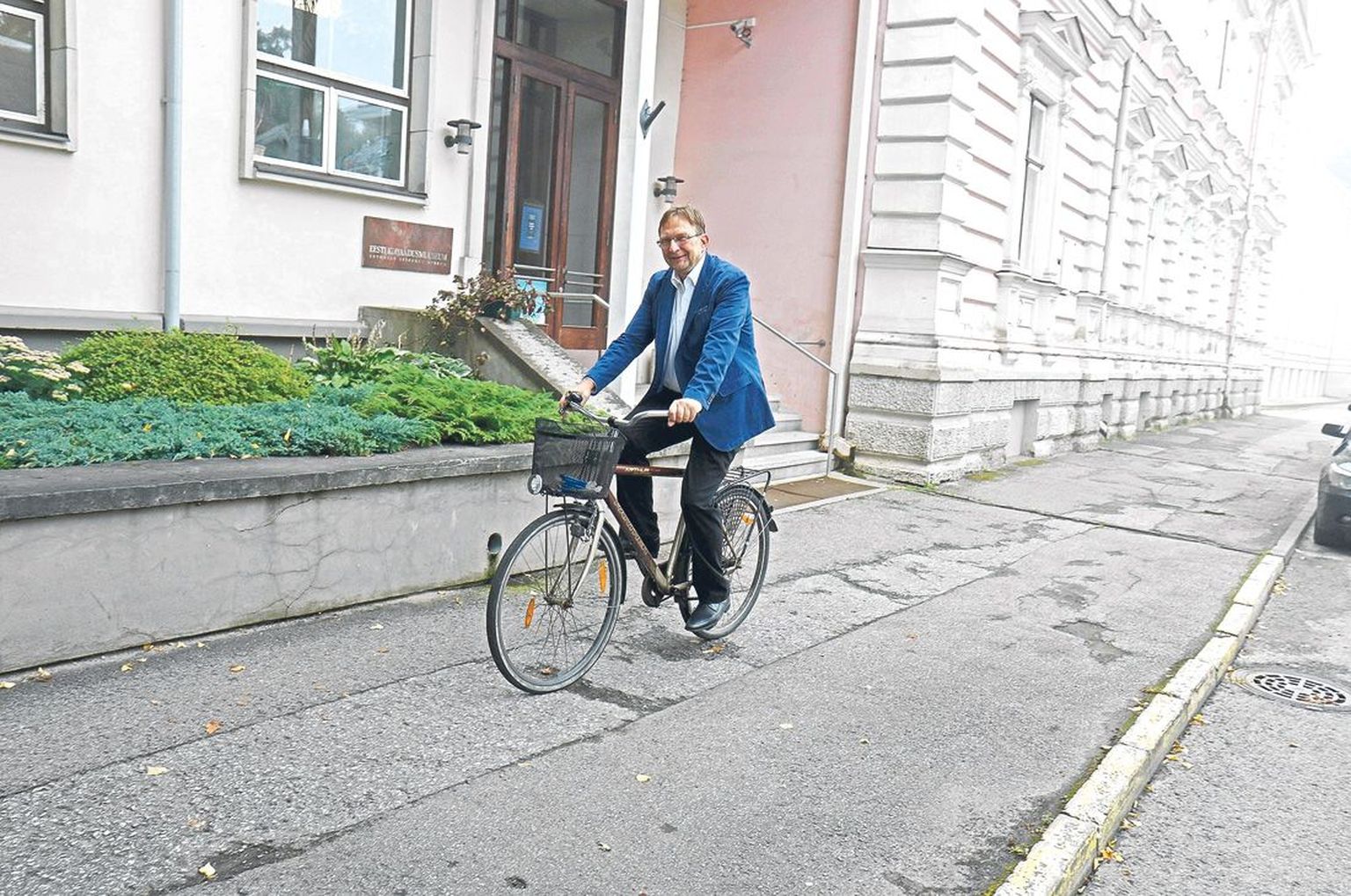Urmas Sutrop (59) sõidab mõnigi kord kirjandusmuuseumisse tööle jalgrattaga.