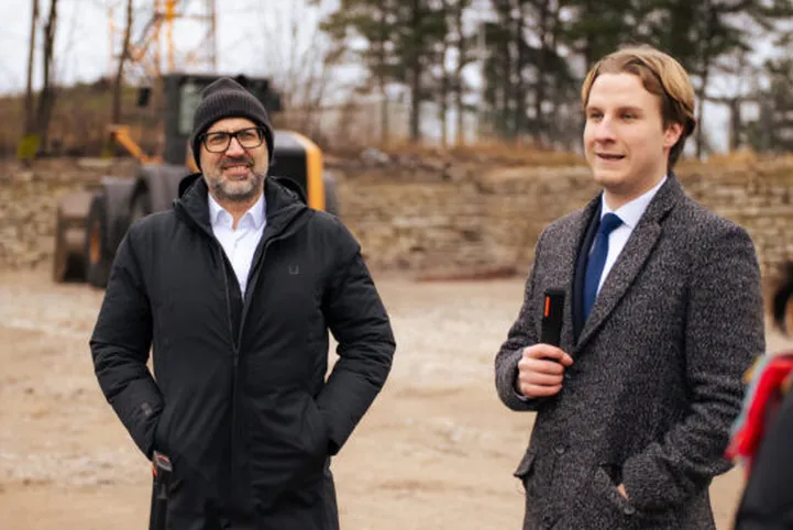 Indrek Uudeküll ja Vladimir Orava tutvustasid Ida-Viru investorpäeval Narva-Jõesuu kultuurikvartali arendust, öeldes, et just praegu on õige aeg valida endale välja koht, kus tulevikus teenust pakkuda.