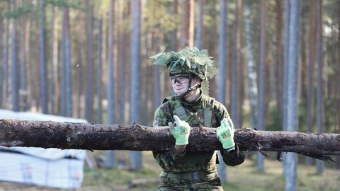 GALERII ⟩ Kuperjanovi pataljoni tegevväelased harjutasid Võrumaal kaitsepositsioonide rajamist