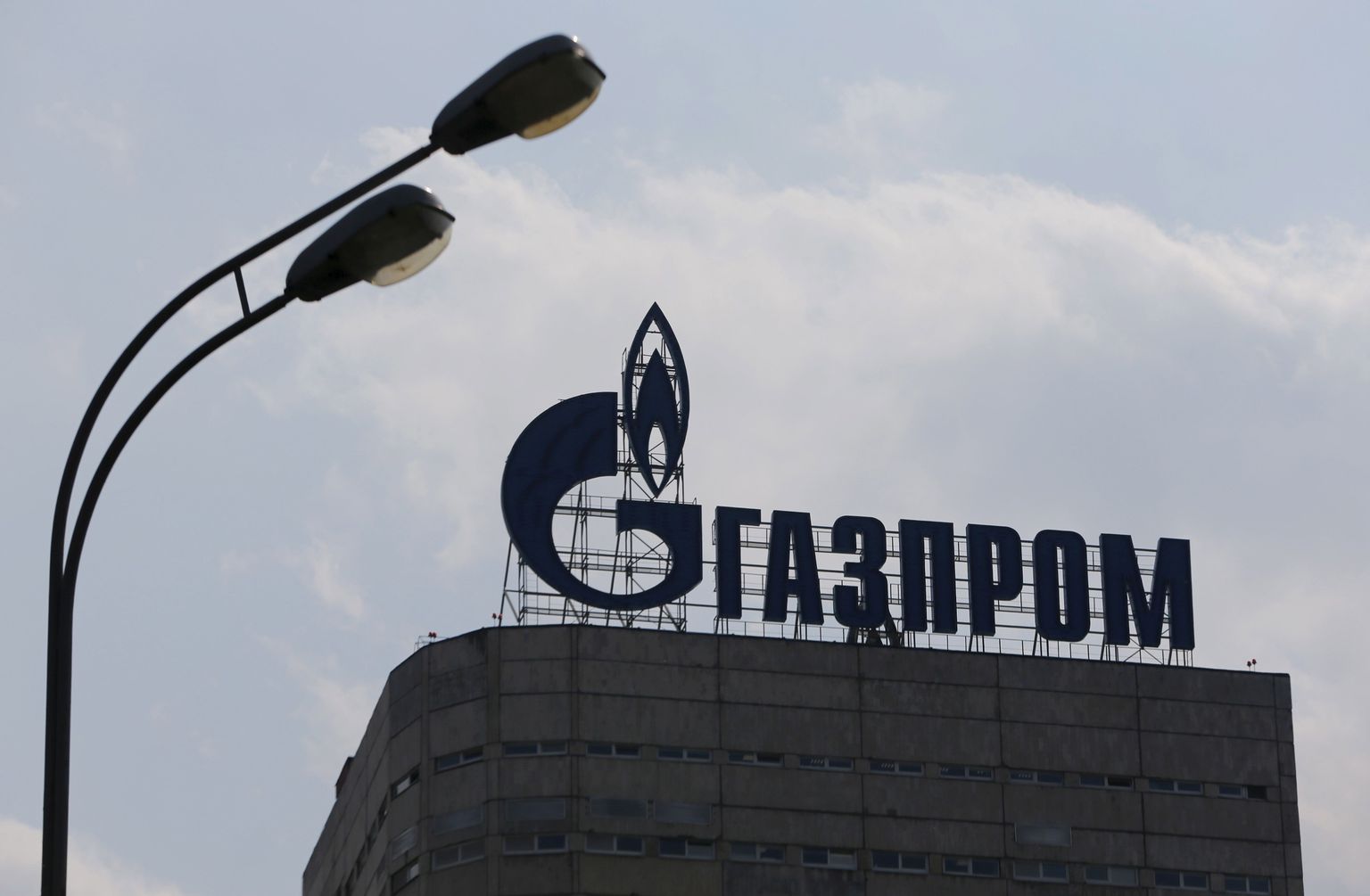 Gazpromi logo ettevõtte Moskva peakorteri katusel.