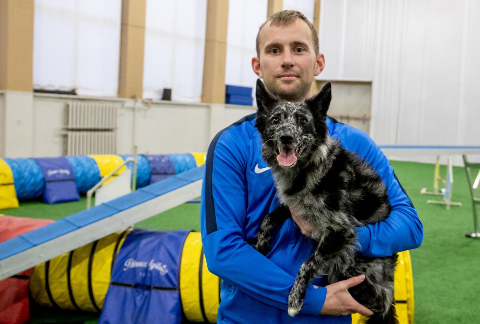 Võistlushooajal treenivad MMilt hõbemedali võitnud koerajuht Toomas Pent ja Ungari lambakoer Mürru koduses Pärnu agility klubis umbes kaks korda nädalas.