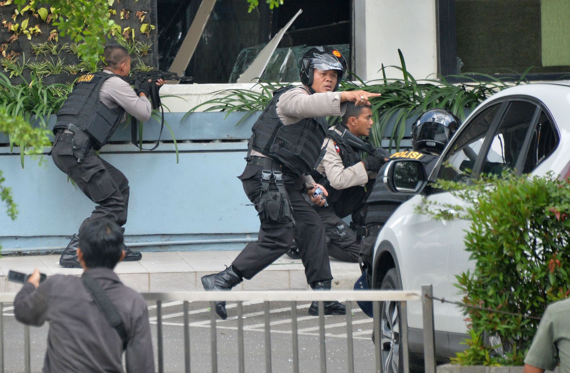 Стрельба и взрывы в центре Джакарты.