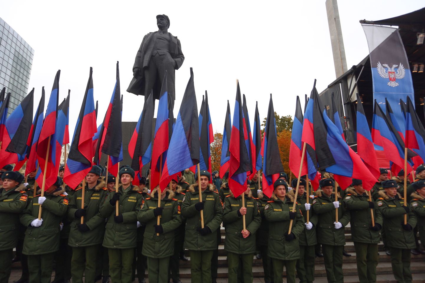 Isehakanud Donetski Rahvavabariik lipupäeva tähistamas.