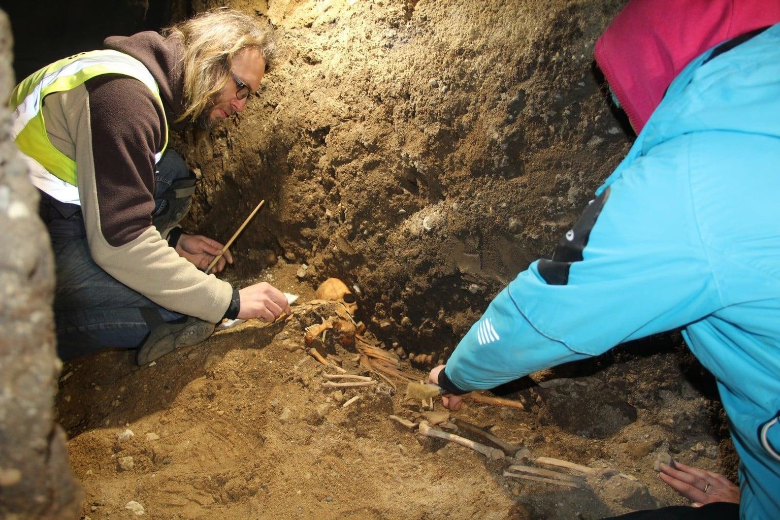 Otepää bussijaama piirkonnas toimuvad väljakaevamised Tartu Ülikooli arheoloogi, luu-uurija Martin Malve (vasakul) vedamisel. 