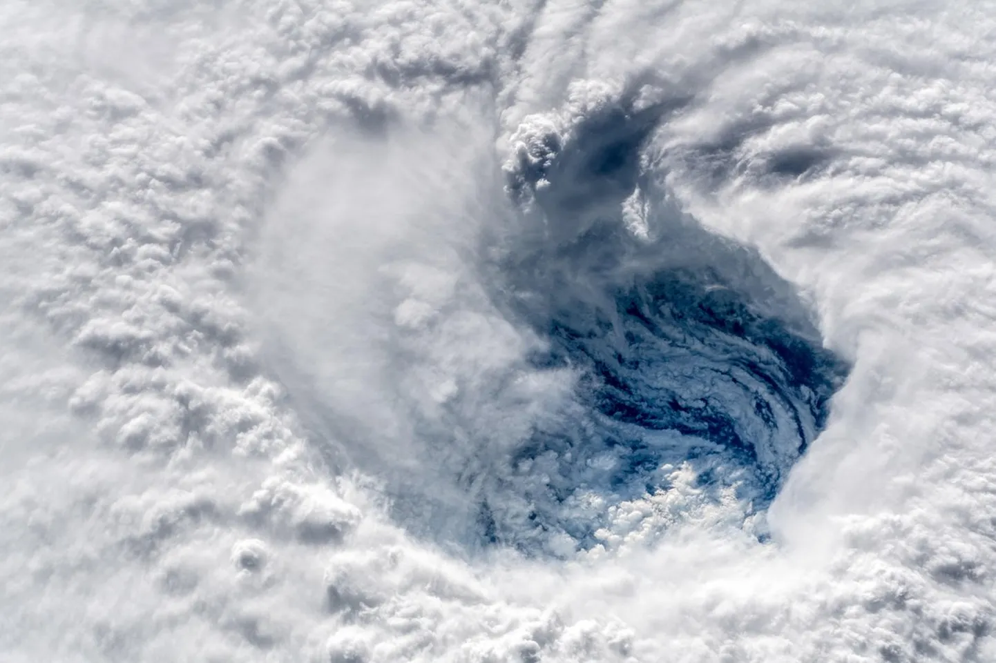 Saksa astronaudi Alexander Gersti jäädvustus orkaan Florence'ist