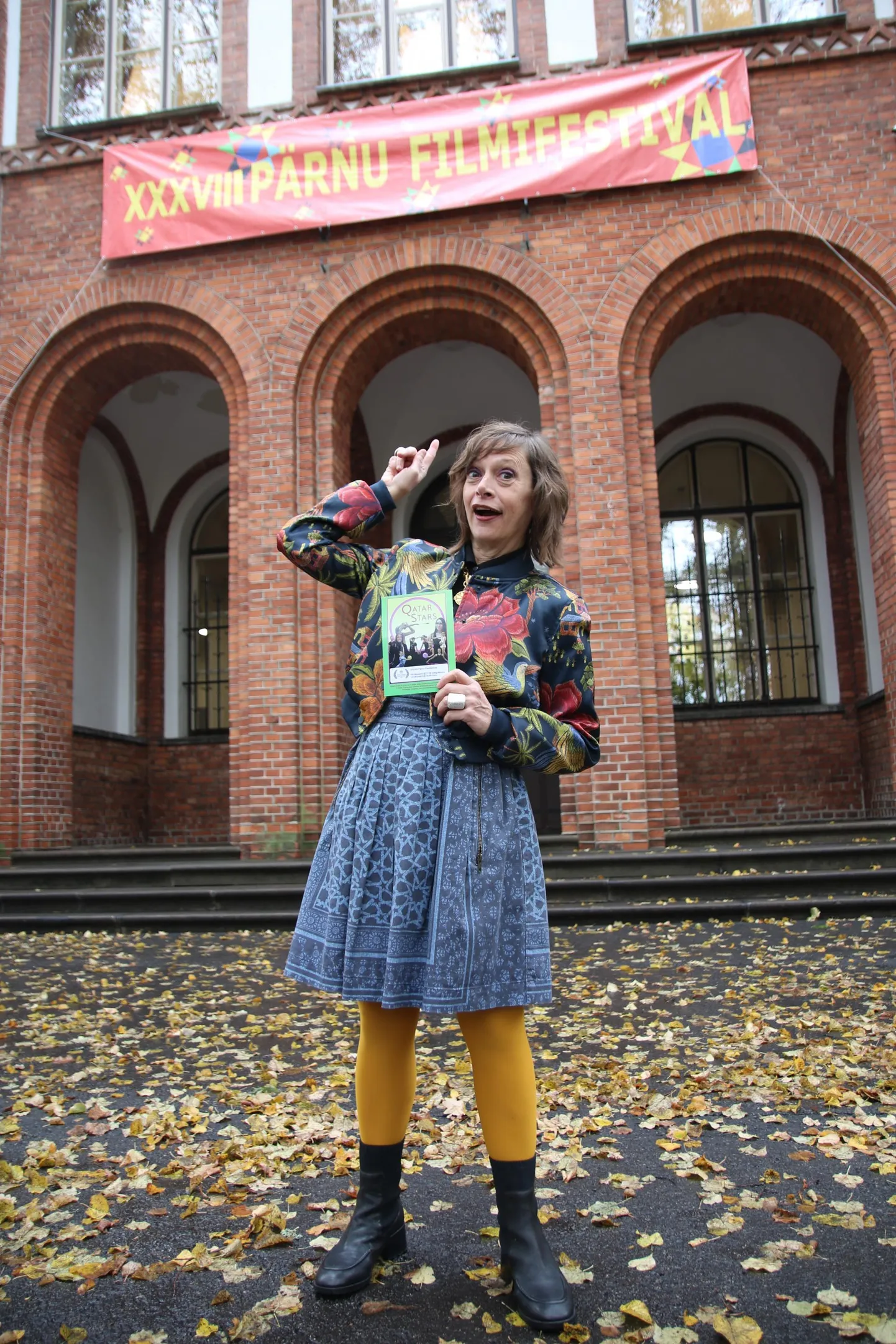 Ameeriklannast filmitegija Danielle Beverly Pärnu filmifestivali palee (Vanalinna põhikooli) ees.
