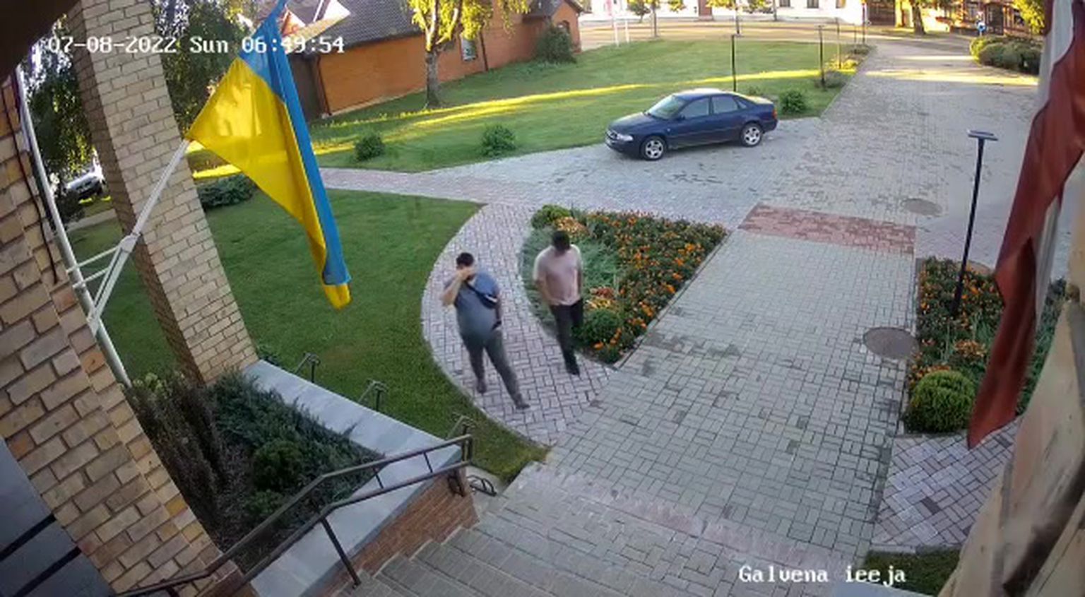 Kliedzot "Slava Krievijai", divi vīrieši Jēkabpilī norauj Ukrainas karogu