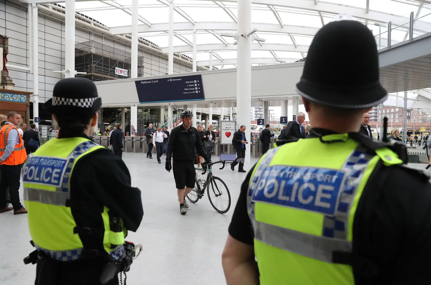 Politsei Manchesteri raudteejaamas vahti pidamas.