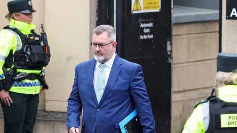 Põhja-Iirimaa parteijuht astus vägistamissüüdistuste tõttu tagasi