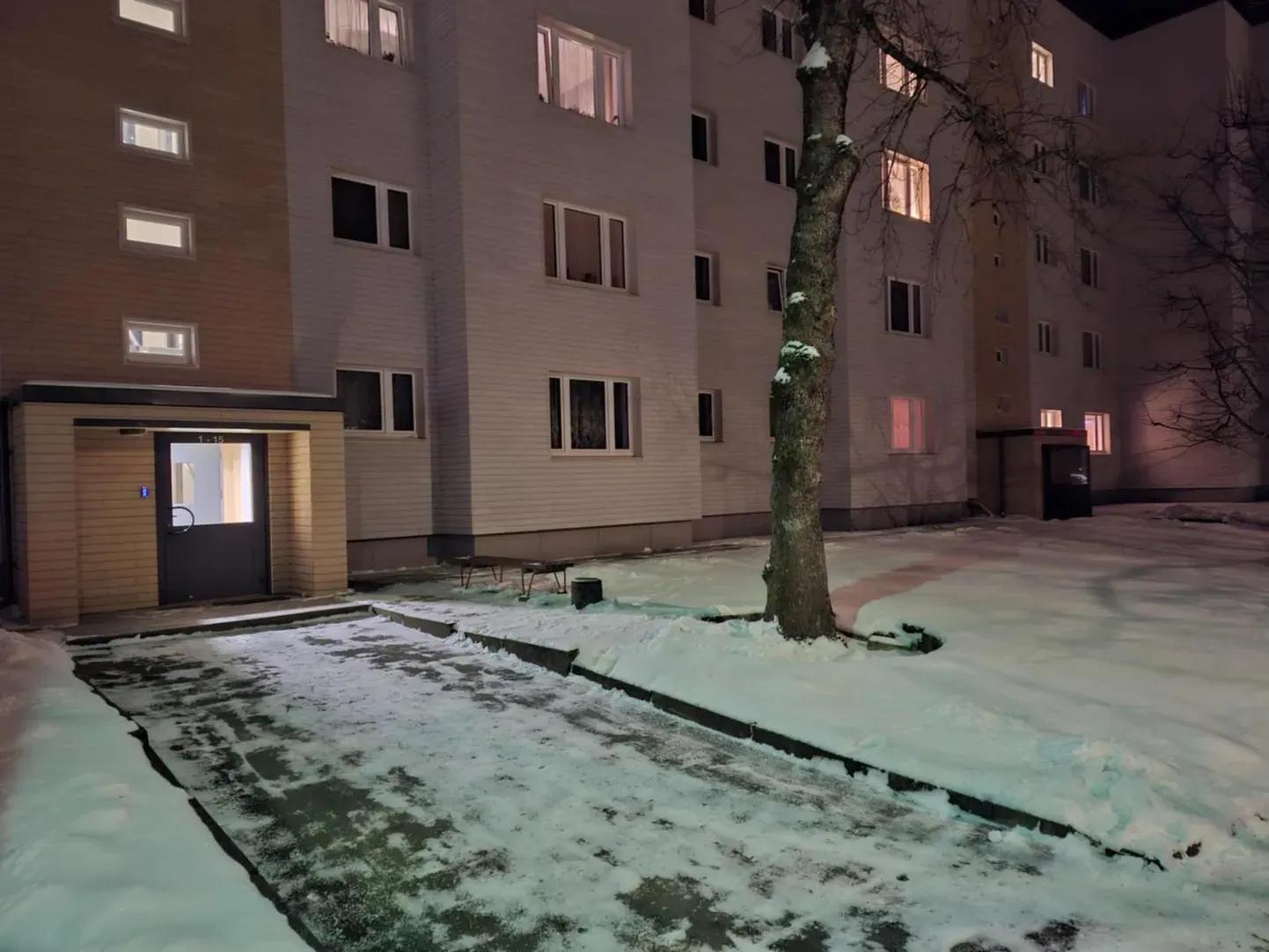 Спасатели получили вызов в многоквартирный дом в Вильянди, поскольку в подъезде было много дыма.