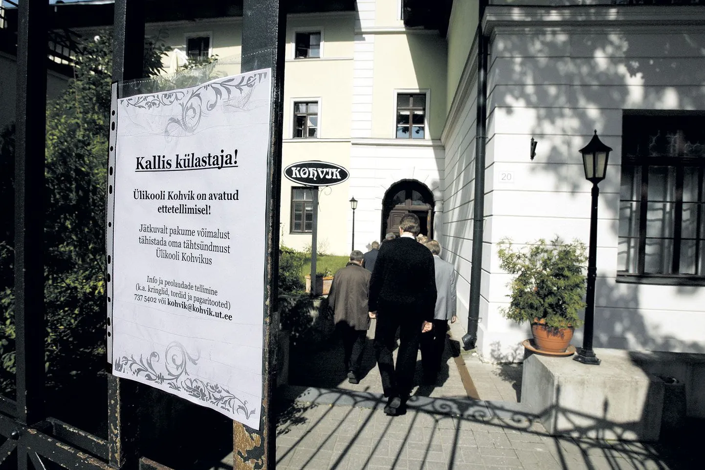 Tänavalt sisse astujale on Ülikooli kohviku väravad eelmisest nädalast saadik suletud, kuid ettetellimise korral teenindab kohvik samamoodi nagu vanasti.