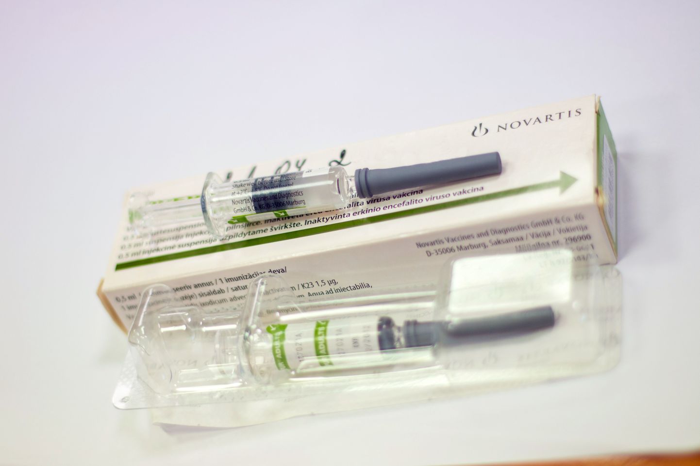 Puukentsefaliidi vastane vaktsineerimine käib kolmes etapis. Esimesele süstile järgneb kuu möödudes teine ning aasta pärast kolmas. Pärast seda vajab inimene vaktsiini iga kolme aasta tagant. Üks süst maksab umbes 27 eurot.