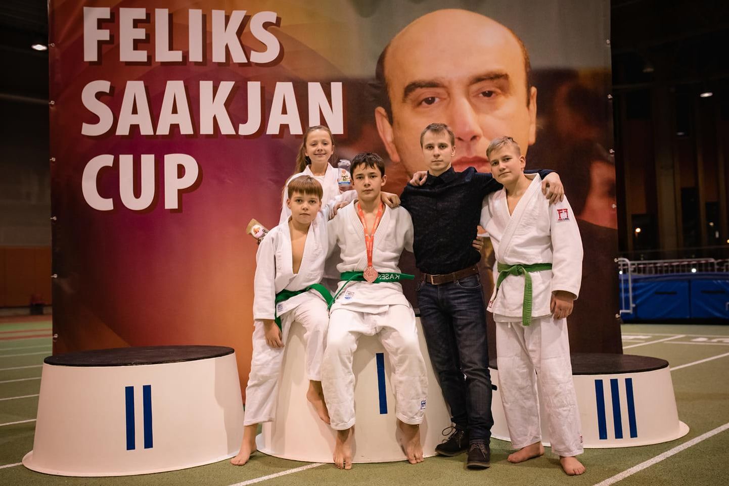 Rakvere Mikado judoklubis harjutavad lapsed ja nende treener Mark Tširkin (tumedas) ammutasid taas võistluskogemusi.