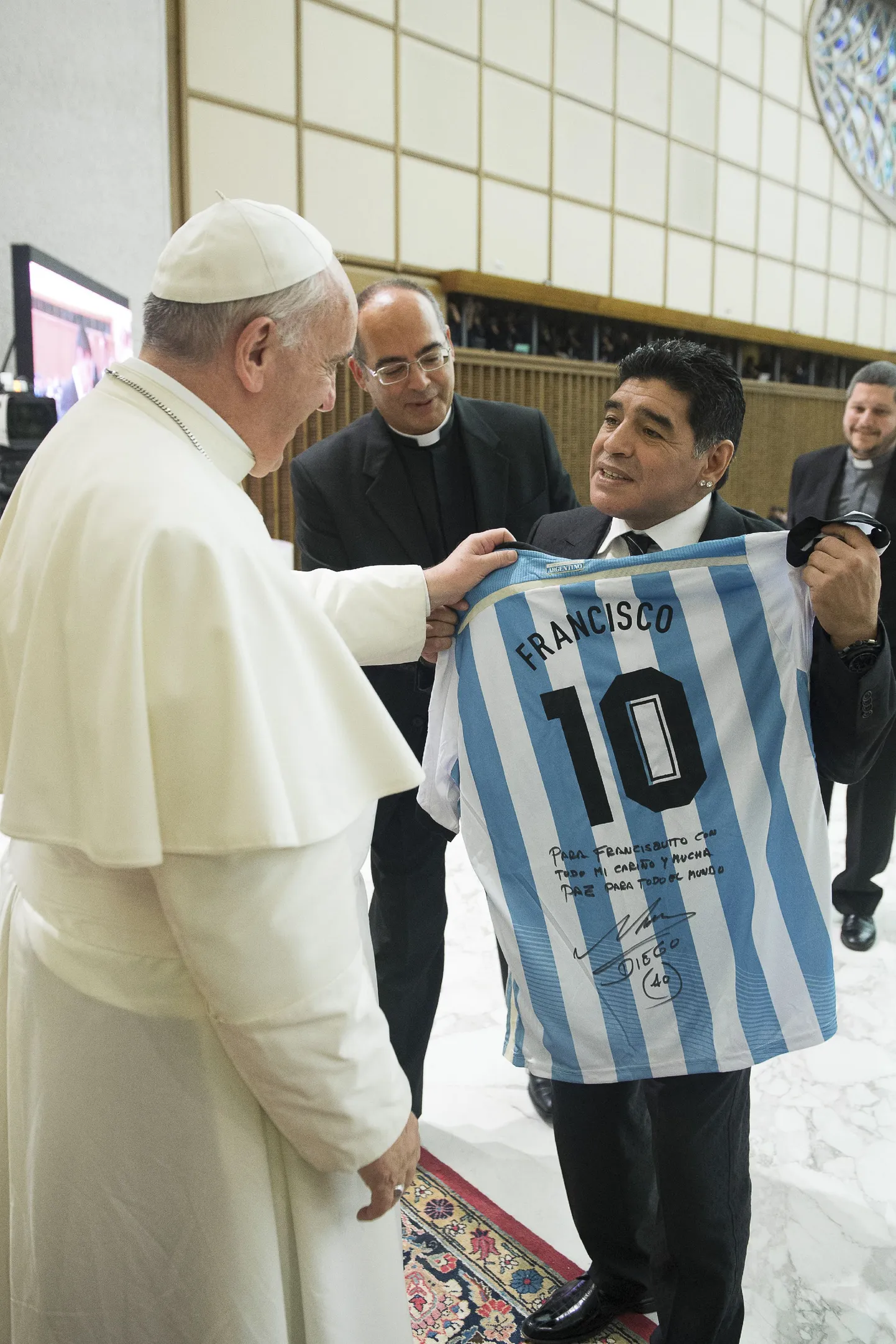 Диего Марадона вручил Папе Римскому Франциску футболку сборной Аргентины.
