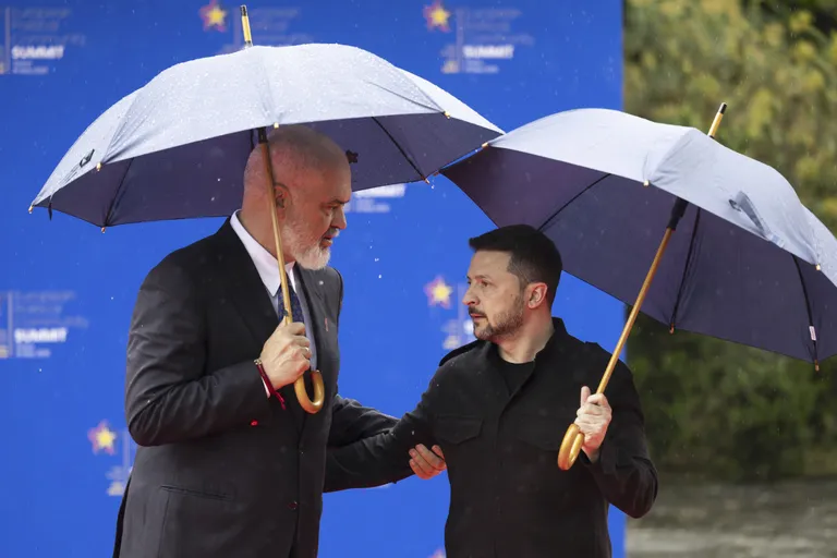 Albaania peaminister Edi Rama tervitas Tiranasse saabunud Ukraina riigipead Volodõmõr Zelenskõid.