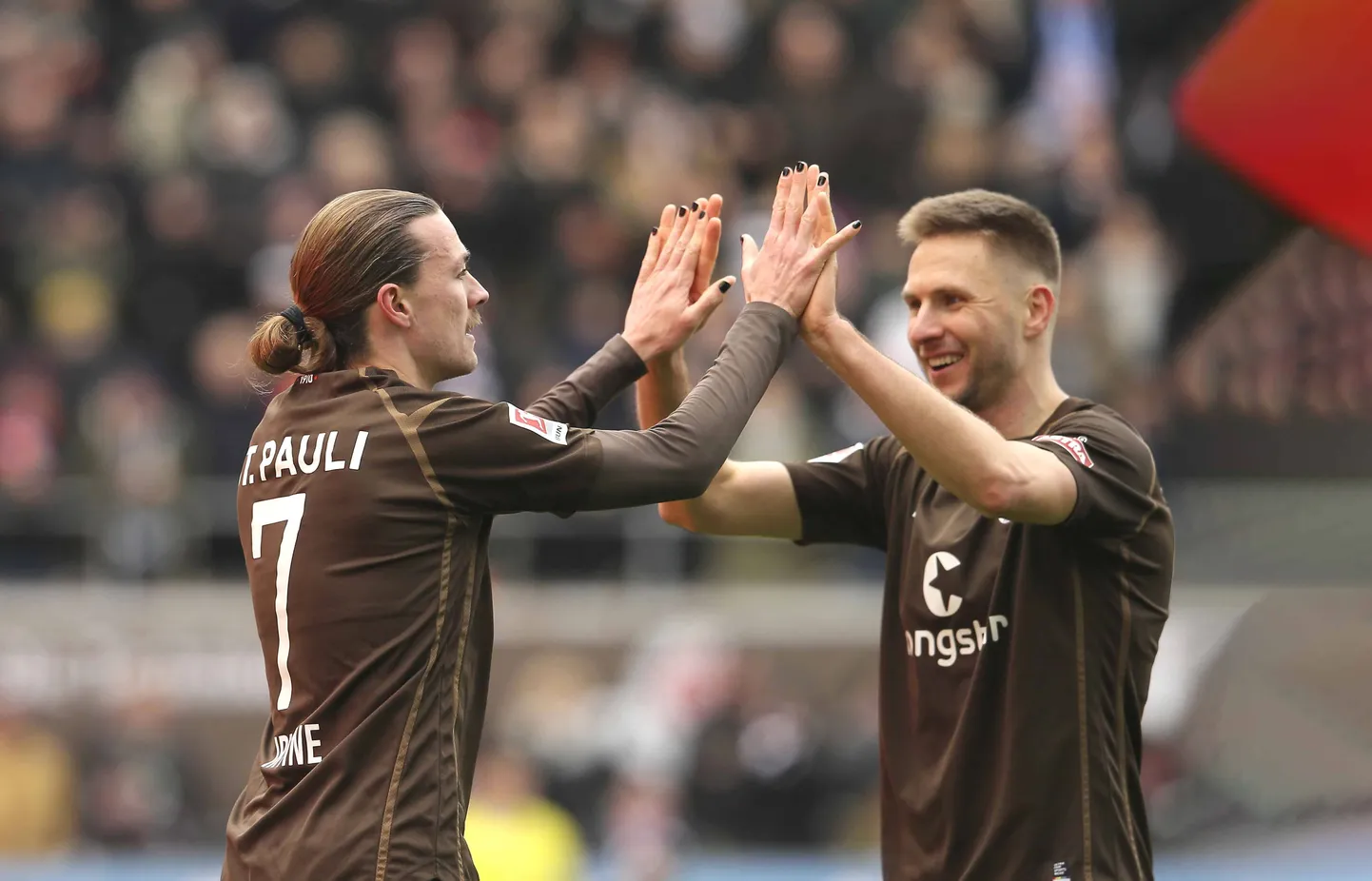Karol Mets (paremal) rõõmustab koos klubikaaslase Jackson Irvine'iga.