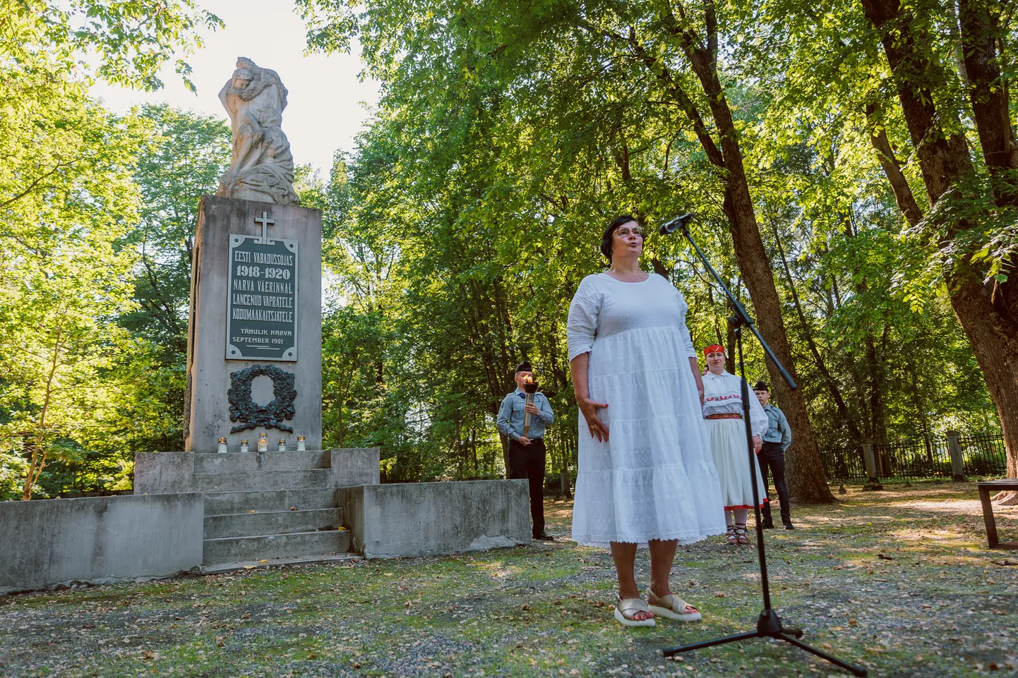 Ежегодная памятная церемония с зажжением огней и возложением венков прошла на Гарнизонном кладбище в Нарве в День победы 23 июня.
