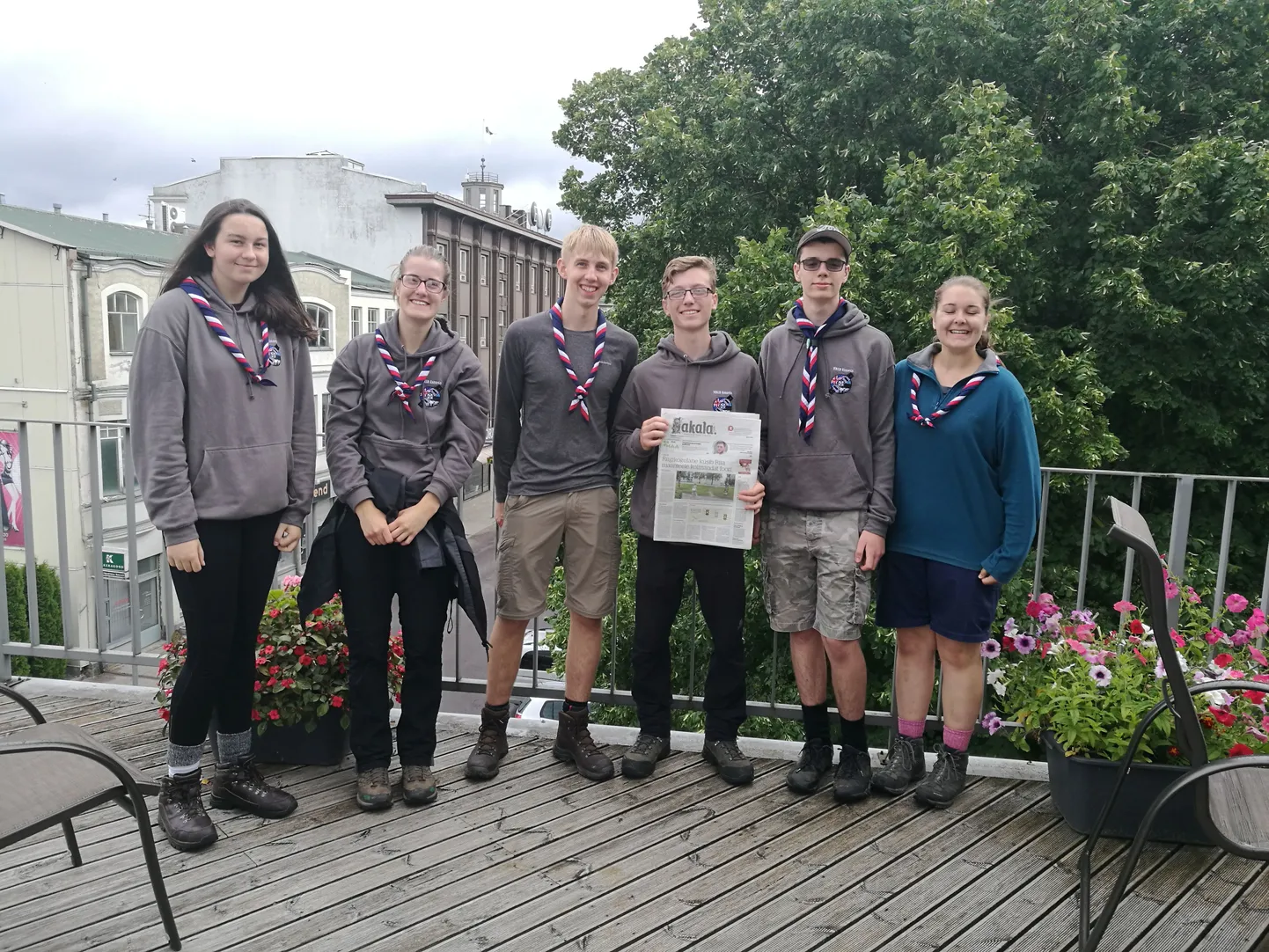 Skaudid Holly Montgomery, Megan Bailey, Michael Sterling, Jack Teague, Jack Gardner ja Zoe Fettes Sakala toimetuse rõdul.