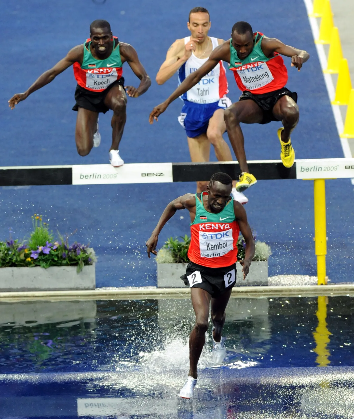 Ezekiel Kemboi viimasel takistusel.