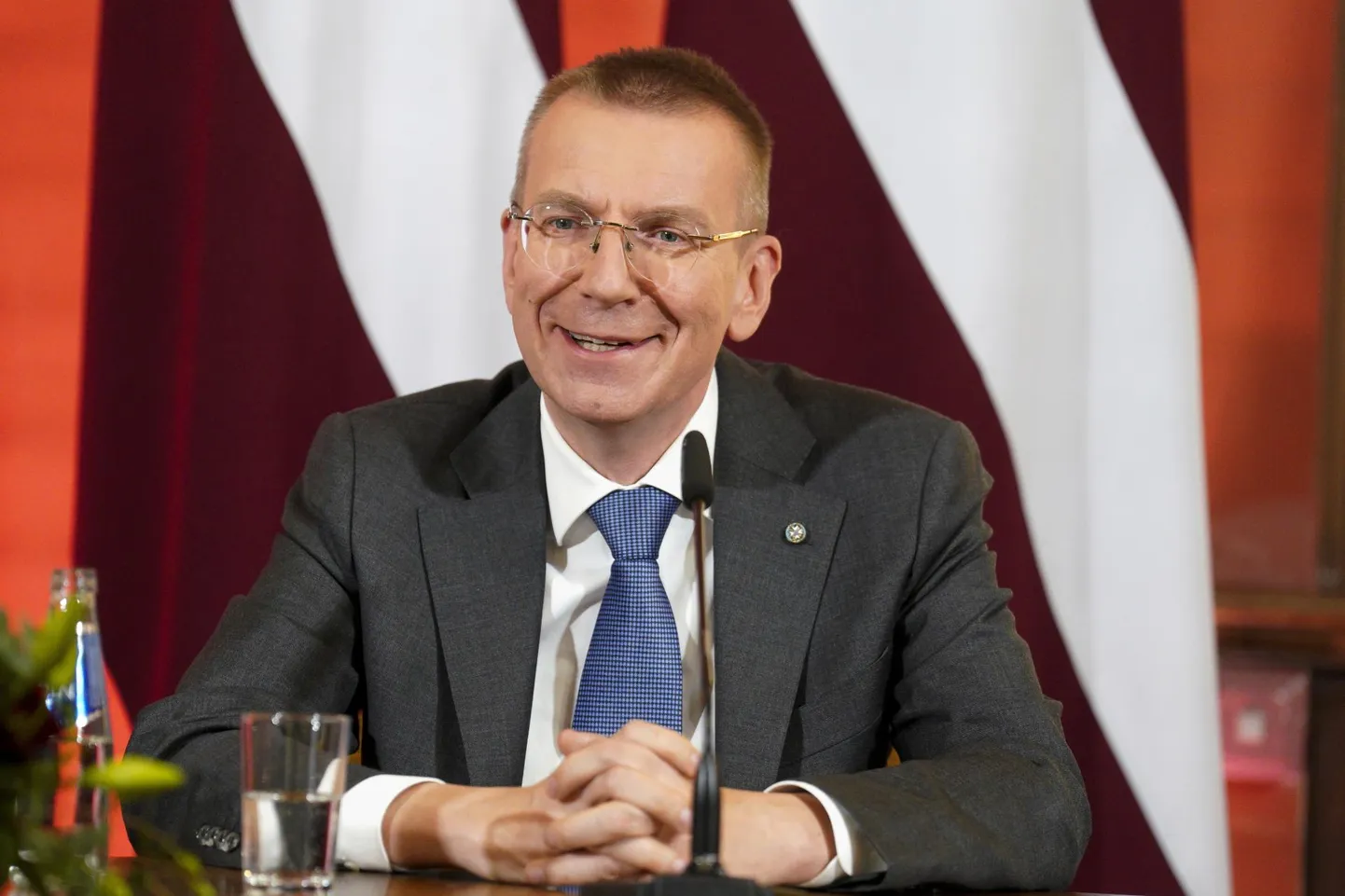 Vastvalitud Läti president Edgars Rinkēvičs pressikonverentsil ajakirjanike ees. Läti presidendi valimised seimis näitasid lõhesid valitsuskoalitsioonis, peaminister Krišjānis Kariņšil seisab ees ülesanne laiendada koalitsiooni opositsiooni võrra, kelle häältega Rinkēvičs ametisse valiti.