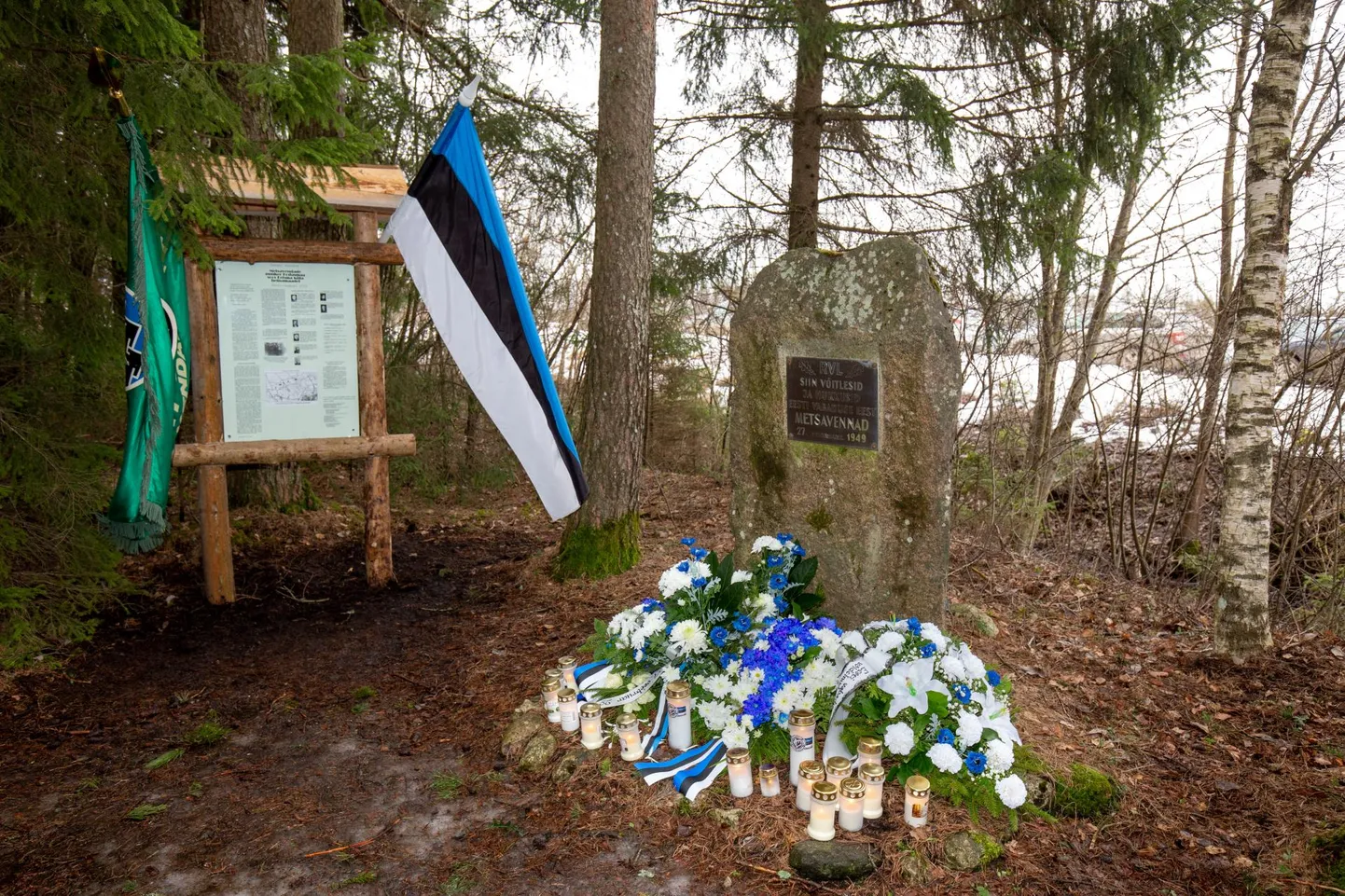 Ertsma mälestuskivi juures olev infostend annab ülevaate 27. veebruaril 1949 aastal toimunud sündmustest.