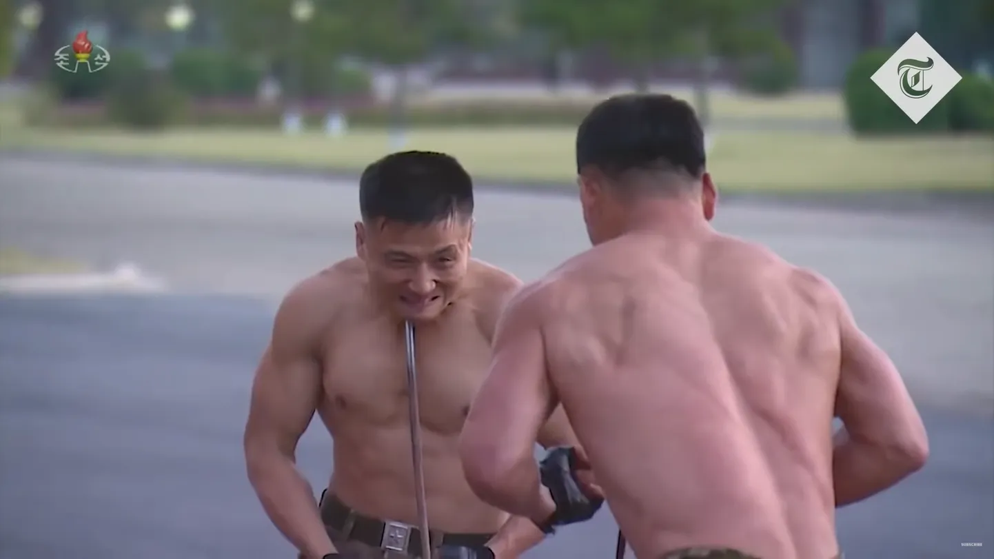 Põhja-Korea sõdurid oma kehade abil metalli painutamas.