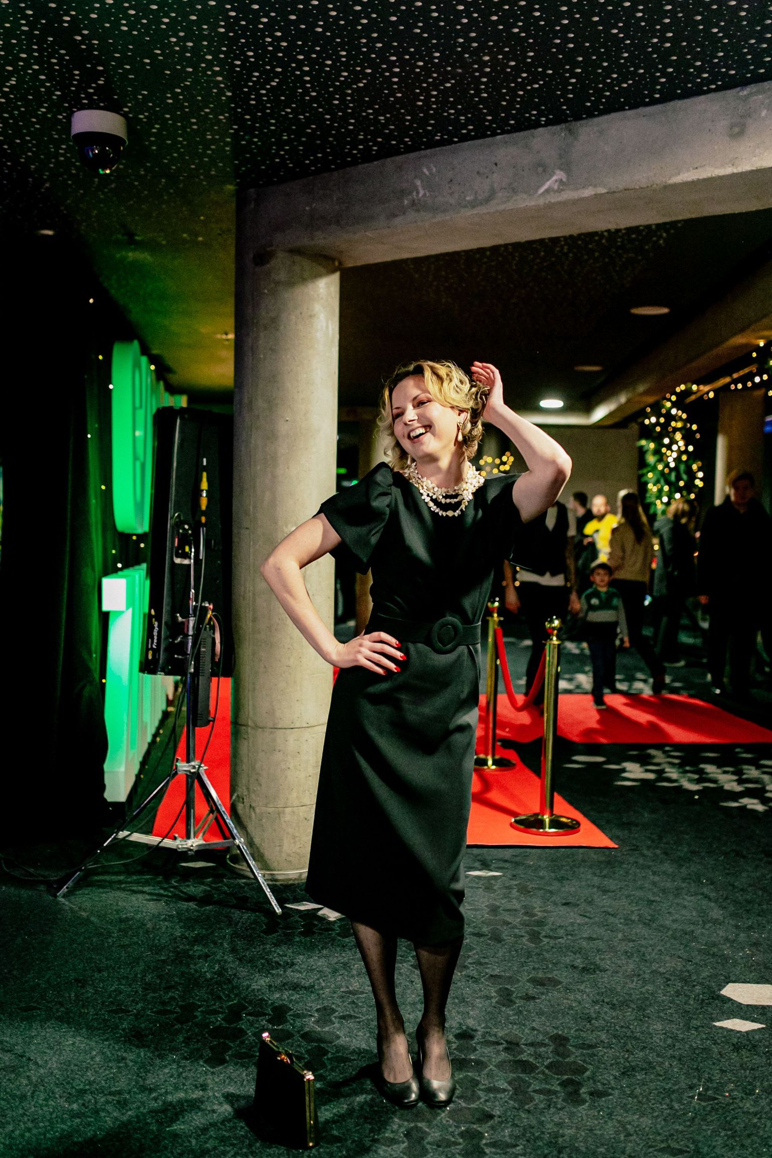 FOTO Aktrise Inga Tropa filmas pirmizrādē pārsteidz ar koķetu uzvedību
