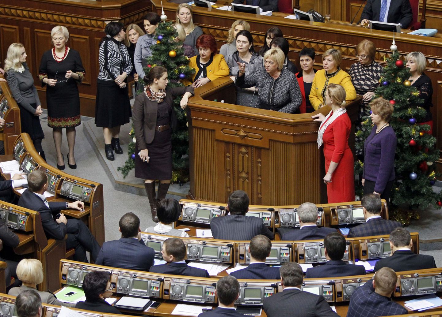 Ukraina naisrahvasaadikud nõudmas ülemraada kõnepuldis täna Julia Tõmošenko vabastamist.