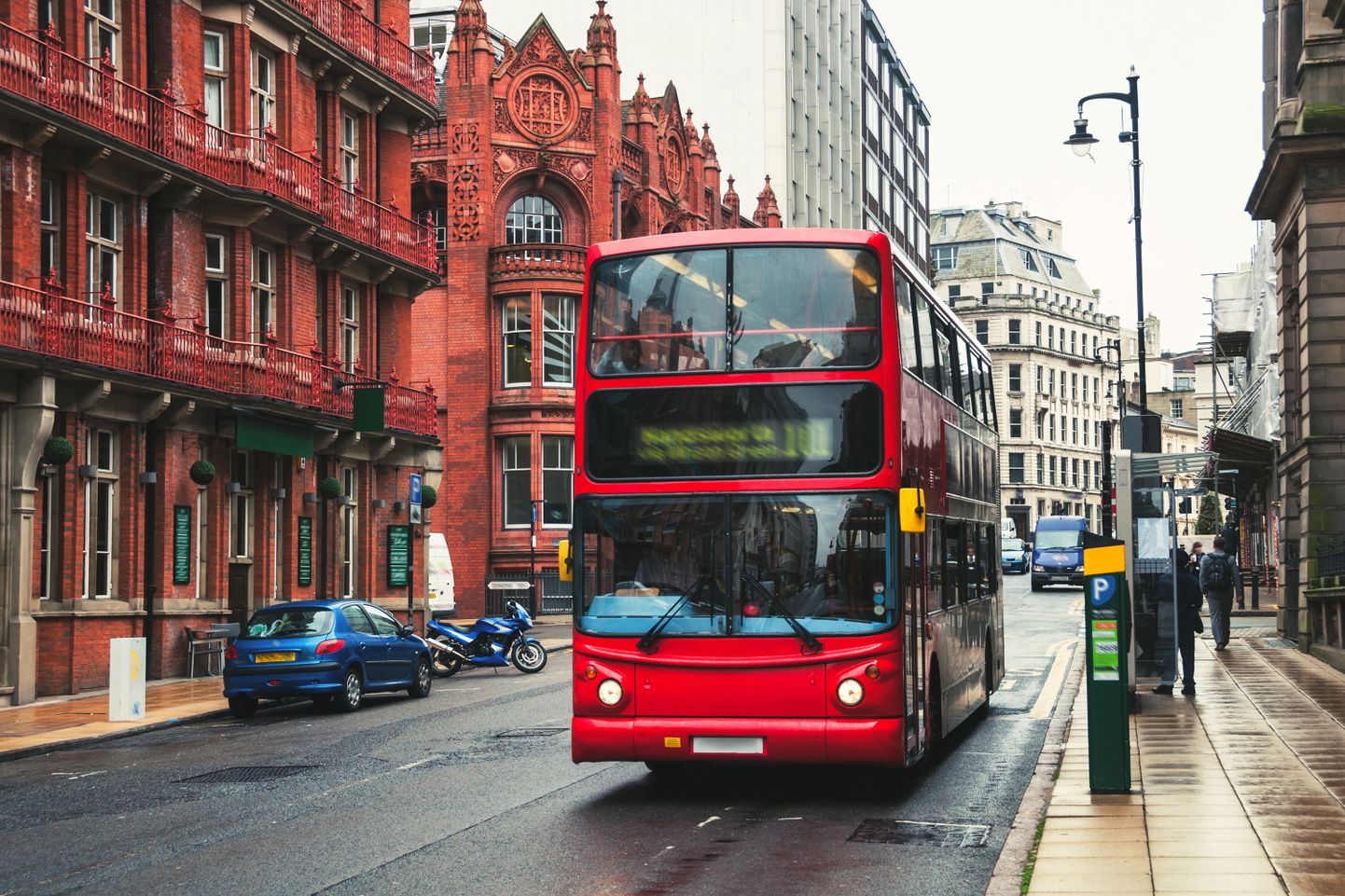 Красный автобус в Бирмингеме. Иллюстративное фото