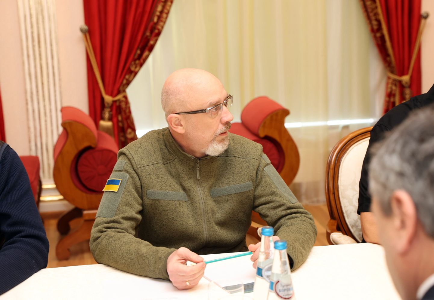 Ukraina kaitseminister Oleksi Reznikov läbirääkimistel Venemaa delegatsiooniga Valgevene piiril.
