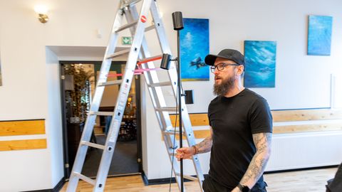 VIDEO JA GALERII ⟩ Tätoveerija avab kunagises kodukohas maalinäituse