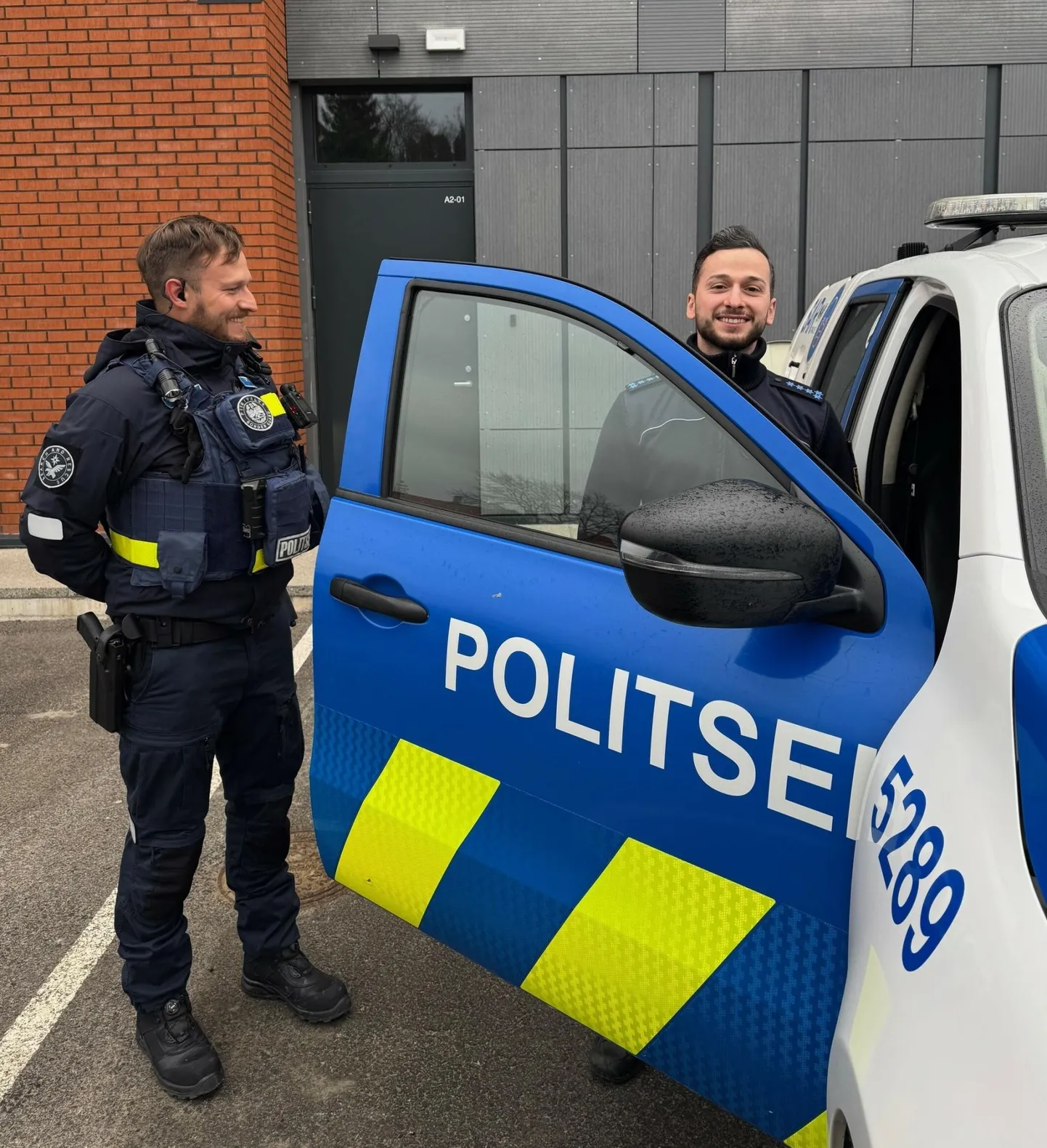 Pärnu politseijaoskonnas on praktikal Saksamaa patrullpolitseinik Burak Sahin Baden-Württembergi liidumaalt Aaleni politseist. Pildil on ta Pärnu politseijaoskonna merepääste- ja piirikontrolligrupi piirvalvuri Venjamin Luhaga.