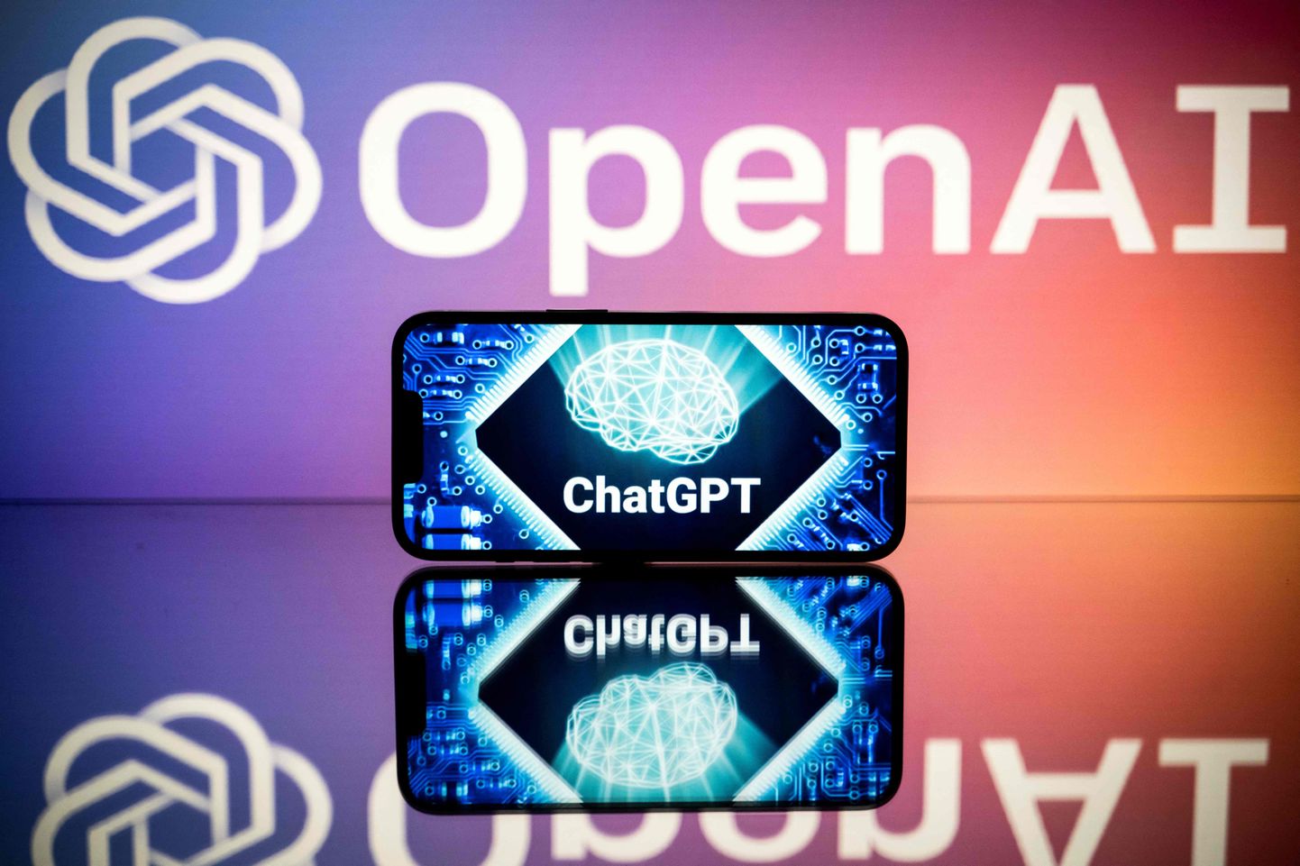 OpenAI loodud populaarne vestlusrobot ChatGPT hakkab nüüd iPhone´ides häälkäsklusi kuulama. Uus äpp toob tehisintellekti suure keelemudeli kõigi Apple´i telefoniomanike taskusse esialgu USA-s, hiljem mujal maailmas ning varsti tuleb välja ka Androidi versioon.