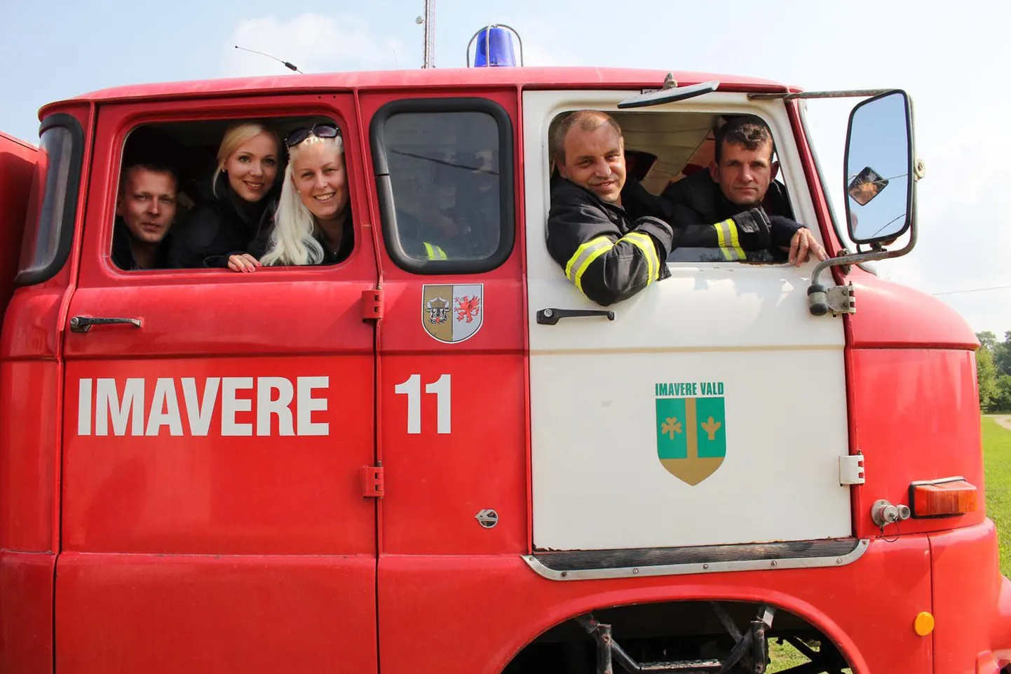 Imavere vabatahtliku päästekomando liikmed Evald Tõnisson (vasakult), Maarja Okas, Triin Tõnisson, Veiko Tamm ja Rene Tamm on valmis väljakutset saades appi ruttama. Nagu Järvamaal kombeks, on ka nende kümneliikmelises pundis 20% naisi (ehk kaks).
