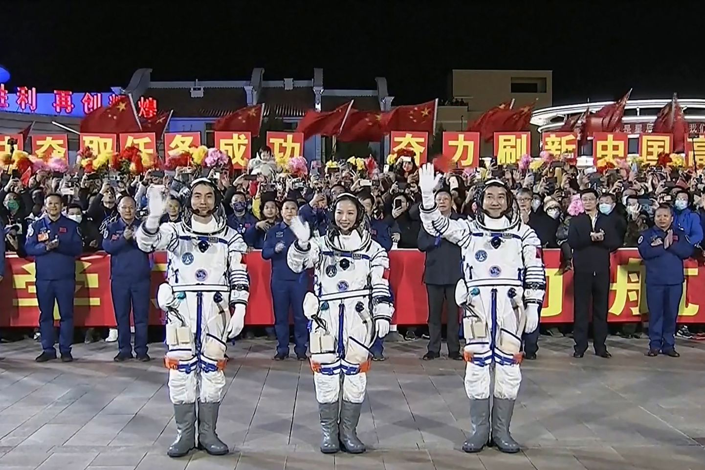 Ķīnā piektdien, 15. oktobrī, startējis pilotējamais kosmosa kuģis "Shenzhou 13" ar trim astronautiem.
