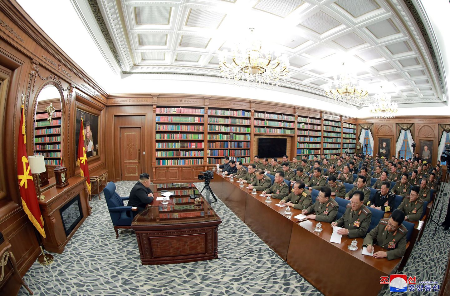 Põhja-Korea liider Kim Jong-un esitamas relvajõudude juhtkonnale riigi sõjalise võimsuse tõstmise suuniseid.