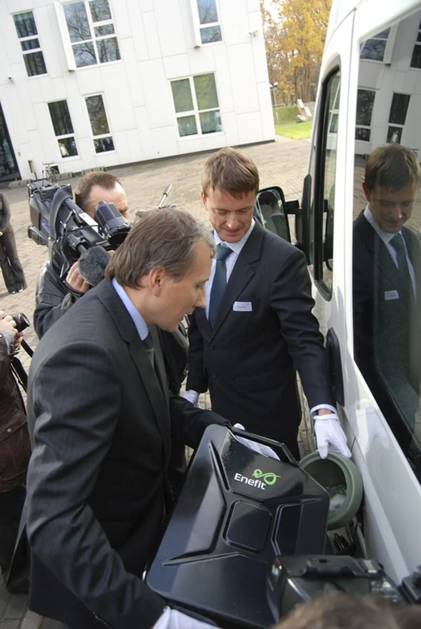 Sandor Liive ja Harri Mikk tankimas autot Eesti Energia põlevkiviõlist toodetud diislikütusega.