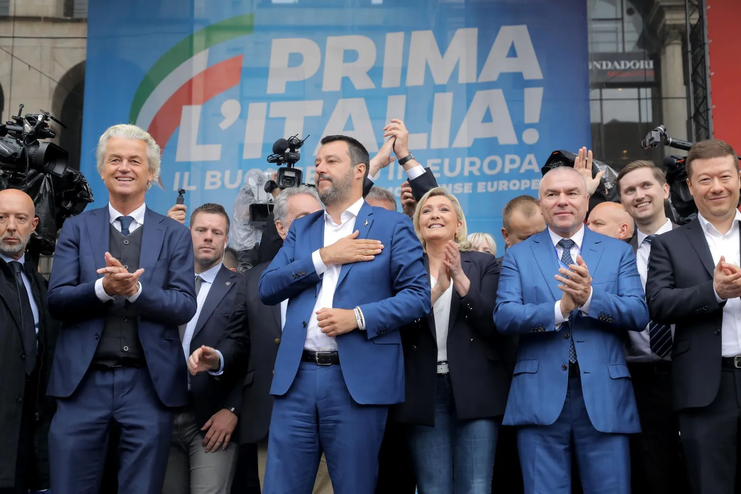 Hollandi Vabaduspartei esimees Geert Wilders (vasakult), Itaalia asepeaminister ja siseminister ning erakonna Liiga juht Matteo Salvini, Prantsusmaa Rahvusliku Liidu liider Marine Le Pen, Bulgaaria partei Tahe esimees Veselin Mareshki, EKRE aseesimees Jaak Madison ning Tšehhi partei Vabadus ja Otsedemokraatia juht Tomio Okamura tervitamas üheskoos laupäeval rahvast Milanos Euroopa natsionalistide kampaaniakogunemisel.