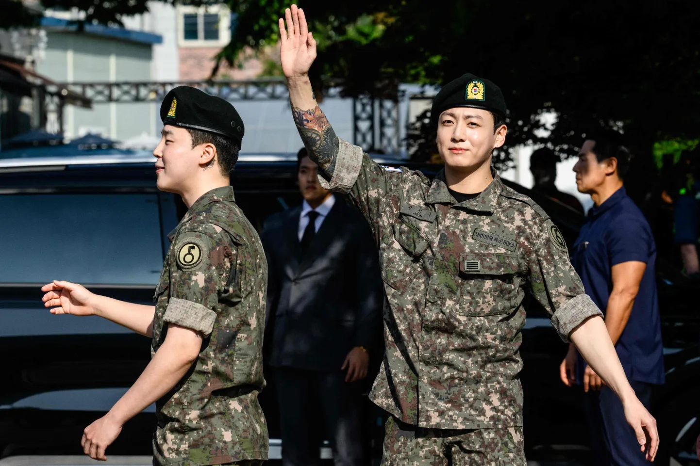 Jimin (vasakul) ja Jungkook lehvitamas fännidele.
